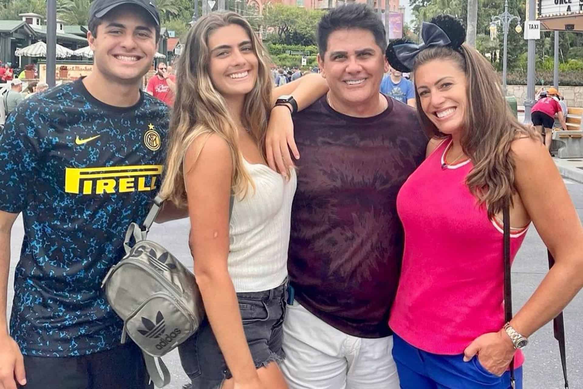 César Filho aparece em fotos nos EUA e declara o seu amor pela família